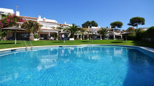 RE-MCS-002 | Adosado  con piscina y pista de tenis en la playa, cerca de campos de golf